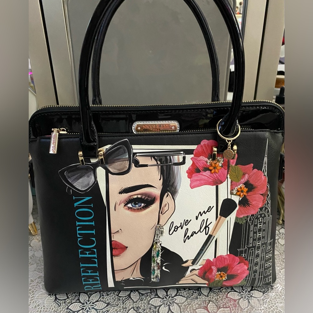 SOLD‼️ LIKE NEW❗️/ ONLY USED ONCE / NICOLE LEE LOVE ME HALF DOME SATCHEL